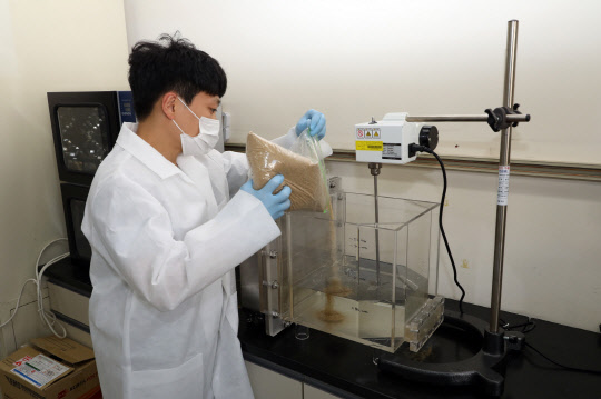 원자력연은 방사성 오염 토양에서 점토와 강하게 결합하는 세슘을 자성을 이용해 선택 분리해 내는 기술을 개발했다.  원자력연 제공